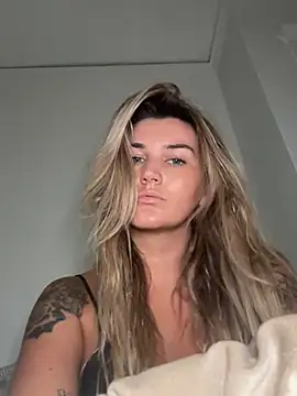 Snapshot of thebeachyblonde chatting on July 14, 7:40 pm thebeachyblonde online show from July 14, 7:40 pm