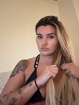 Snapshot of thebeachyblonde chatting on July 17, 2:16 am thebeachyblonde online show from July 17, 2:16 am