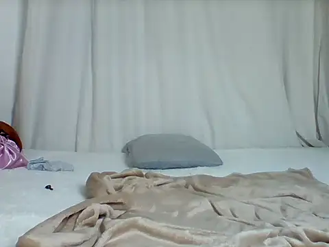 Prettybree online show from May 30, 6:59 pm