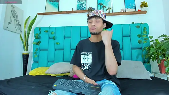 STRANGER BOYS online show from July 31, 11:28 pm