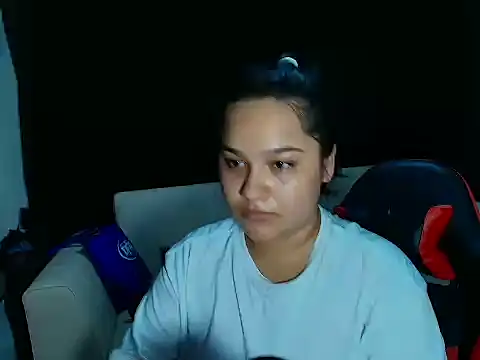 Yesenia26p online show from July 18, 9:28 pm