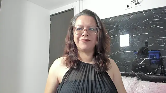 ELLE HADID online show from June 22, 3:31 pm