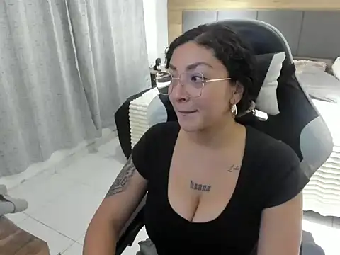  h a n n a online show from July 4, 3:57 am