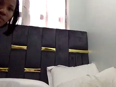 QueenBeeBae online show from August 6, 11:39 am