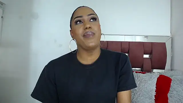 LoraineBigCockTs online show from November 21, 9:06 pm