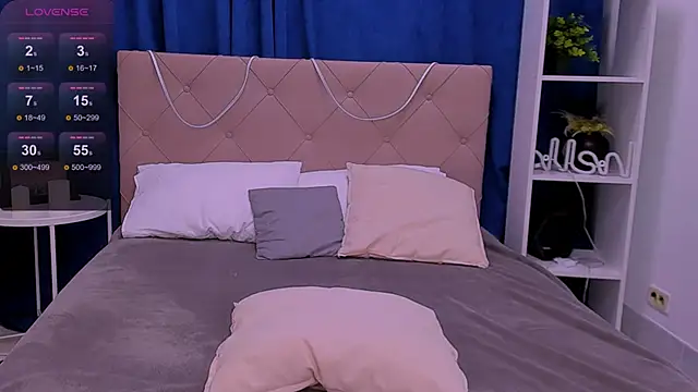 Janie JJ Curvie online show from March 3, 1:22 am