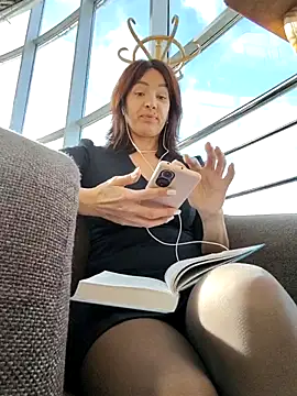 Snapshot of EvaXOAir chatting on September 30, 3:45 am EvaXOAir online show from September 30, 3:45 am