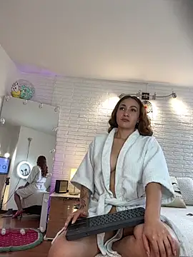 hollythomson online show from February 6, 6:33 pm