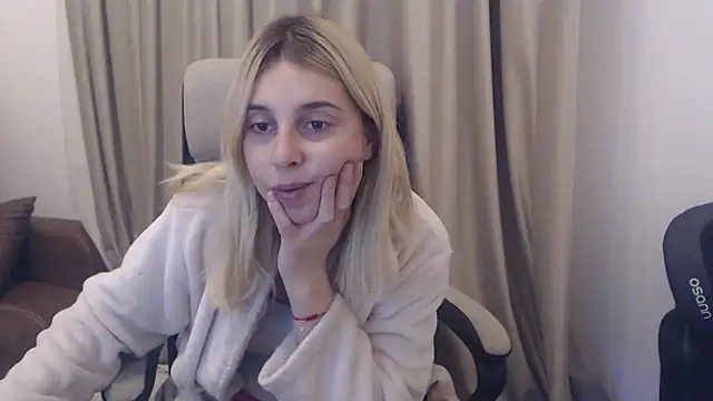 Aliss Hottie online show from November 3, 8:35 pm