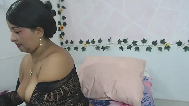 Snapshot of paola_ih chatting on October 7, 1:26 pm paola ih online show from October 7, 1:26 pm