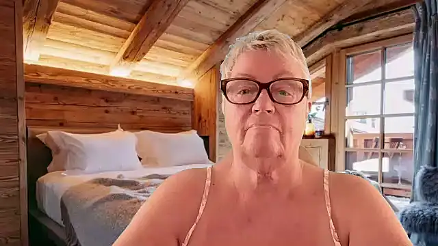 GrannyChrissy68 online show from March 22, 3:40 pm