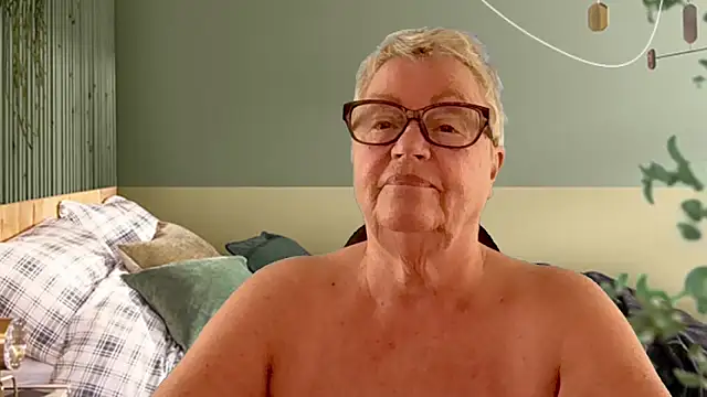 GrannyChrissy68 online show from March 10, 5:50 pm