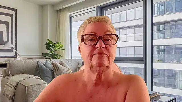 GrannyChrissy68 online show from April 6, 2:51 pm