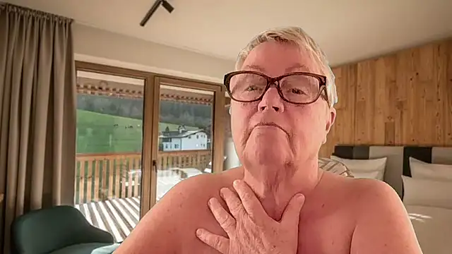 GrannyChrissy68 online show from March 21, 2:44 pm