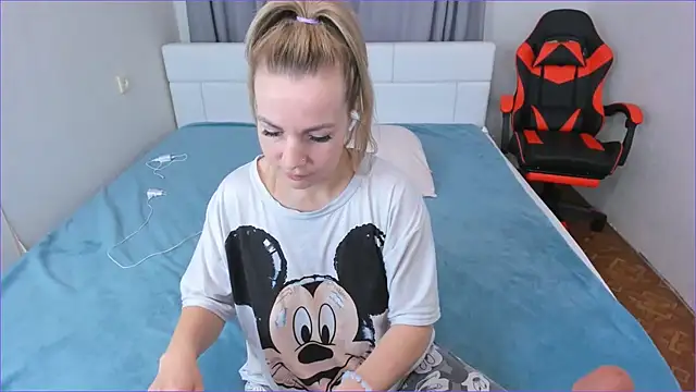 DreamGirl225 online show from November 18, 7:20 am