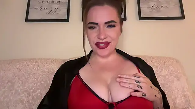 Snapshot of MuckyMILF chatting on October 25, 10:49 pm MuckyMILF online show from October 25, 10:49 pm