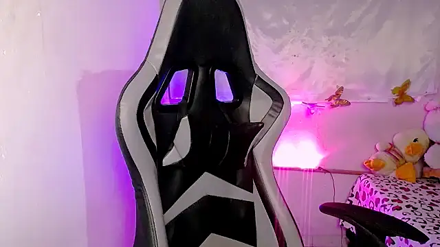 ninatiny online show from September 18, 9:08 am