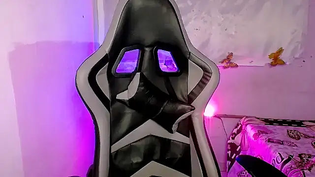 ninatiny online show from October 31, 9:24 am