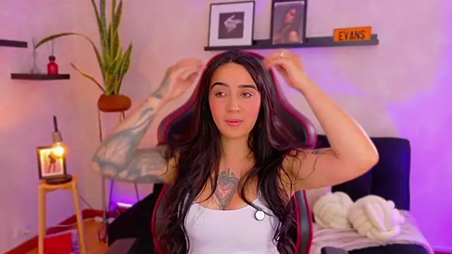 EmmyEvans1 online show from February 21, 8:42 pm