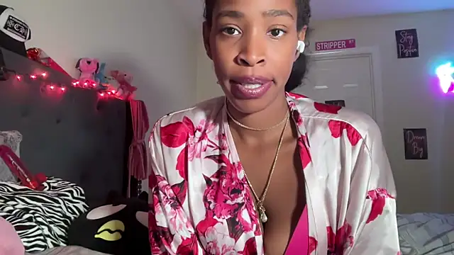 Snapshot of Cum2Charm chatting on October 17, 2:31 pm Cum2Charm online show from October 17, 2:31 pm