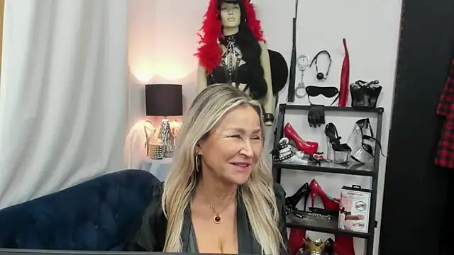 Snapshot of crystaLUX chatting on October 1, 6:18 am crystaLUX online show from October 1, 6:18 am