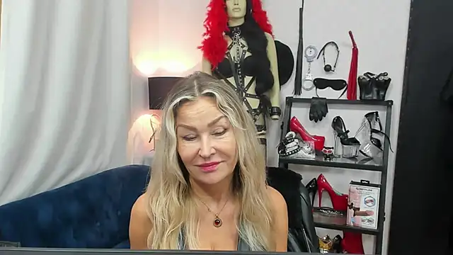 Snapshot of crystaLUX chatting on October 15, 5:21 am crystaLUX online show from October 15, 5:21 am