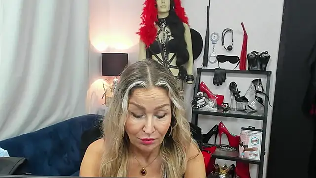 Snapshot of crystaLUX chatting on October 16, 5:32 am crystaLUX online show from October 16, 5:32 am