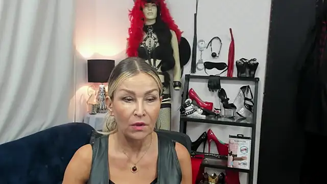 Snapshot of crystaLUX chatting on September 12, 4:57 am crystaLUX online show from September 12, 4:57 am