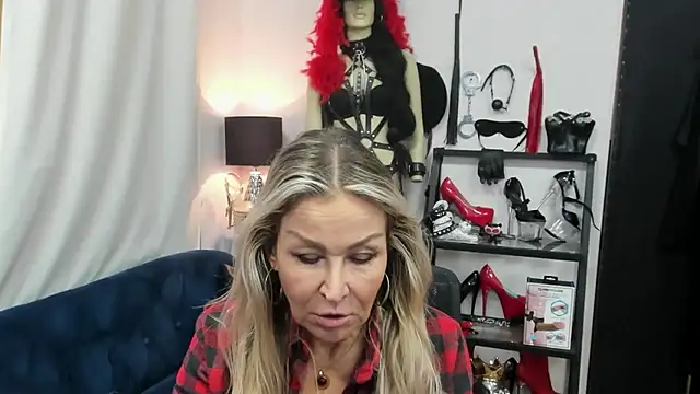 Snapshot of crystaLUX chatting on September 26, 6:00 am crystaLUX online show from September 26, 6:00 am