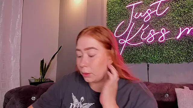 Snapshot of hannamartinn chatting on October 8, 3:27 pm hannamartinn online show from October 8, 3:27 pm