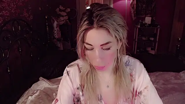 AnnieGOld  online show from April 13, 2:02 am