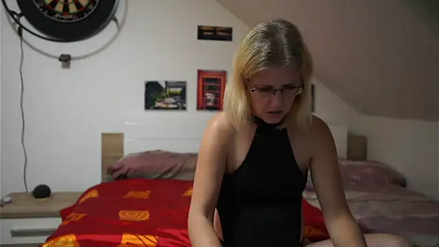 Moistdevil online show from November 18, 4:19 pm