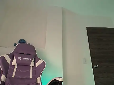 cutie and slutty online show from October 8, 1:10 am