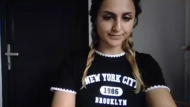 NicolePlay online show from June 3, 2:33 pm