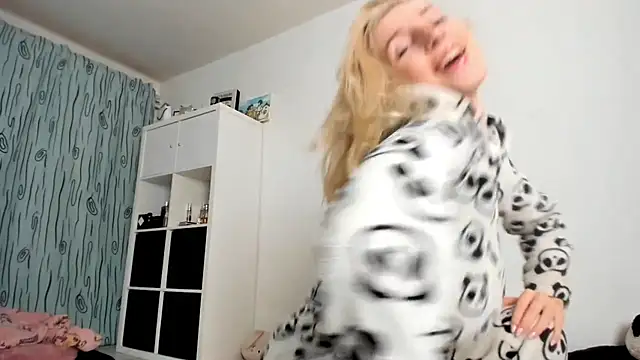 KenzieDawton online show from November 8, 5:12 am