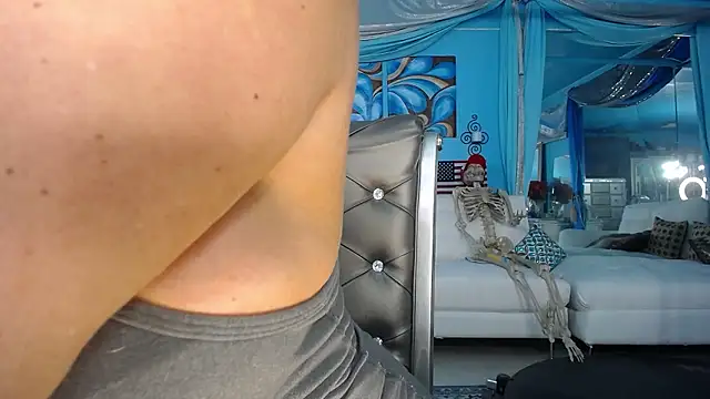 ADRIANNA FOX online show from April 18, 5:21 am