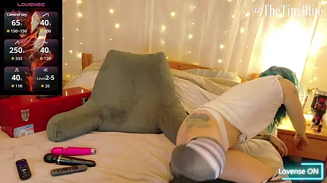 thetinyblue online show from October 6, 4:23 pm