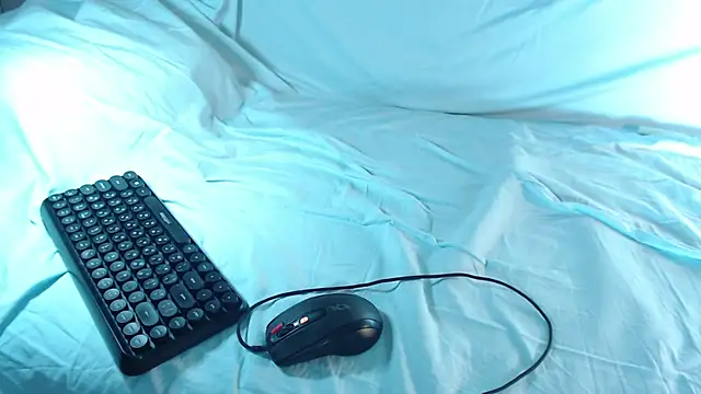 Q T pie online show from March 22, 1:11 am