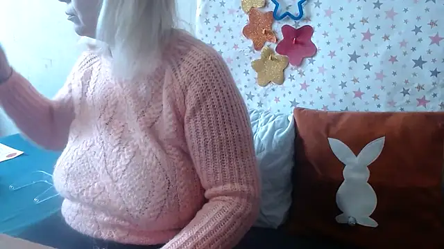 QueenLana online show from April 13, 10:05 am