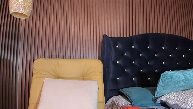 JuliaDawson  online show from November 4, 2:27 am