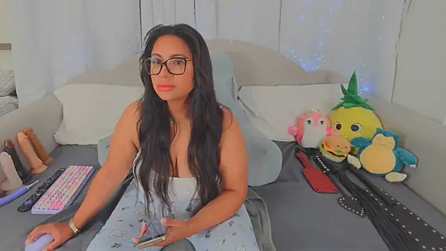 MeghanXO online show from July 8, 2:08 pm