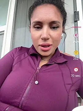 MeghanXO online show from August 6, 12:45 pm