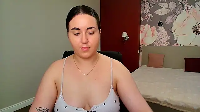 Roxie Bradley online show from June 10, 6:01 am