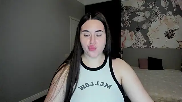 Roxie Bradley online show from January 15, 6:52 am