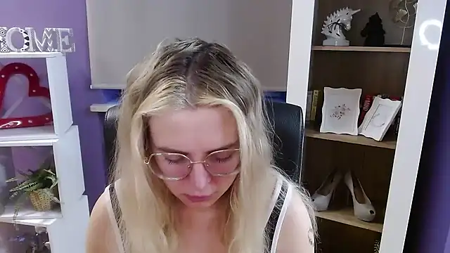 Zoey Erotic online show from February 20, 6:01 am