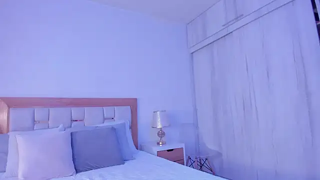 mia hank online show from April 12, 11:46 am