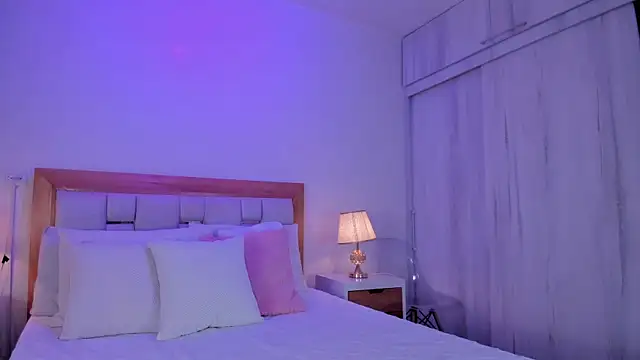 mia hank online show from February 19, 11:54 am