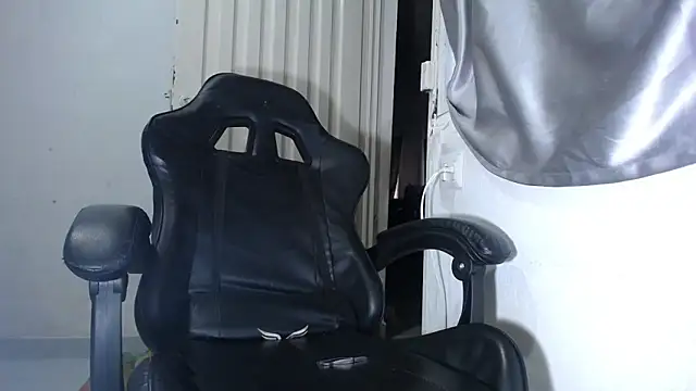 hersheybanks23 online show from December 21, 1:59 pm