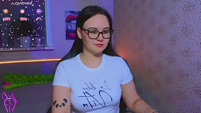 Snapshot of EsterLogan chatting on October 20, 11:24 am EsterLogan online show from October 20, 11:24 am