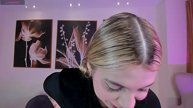 NiaHolland online show from February 1, 5:55 pm